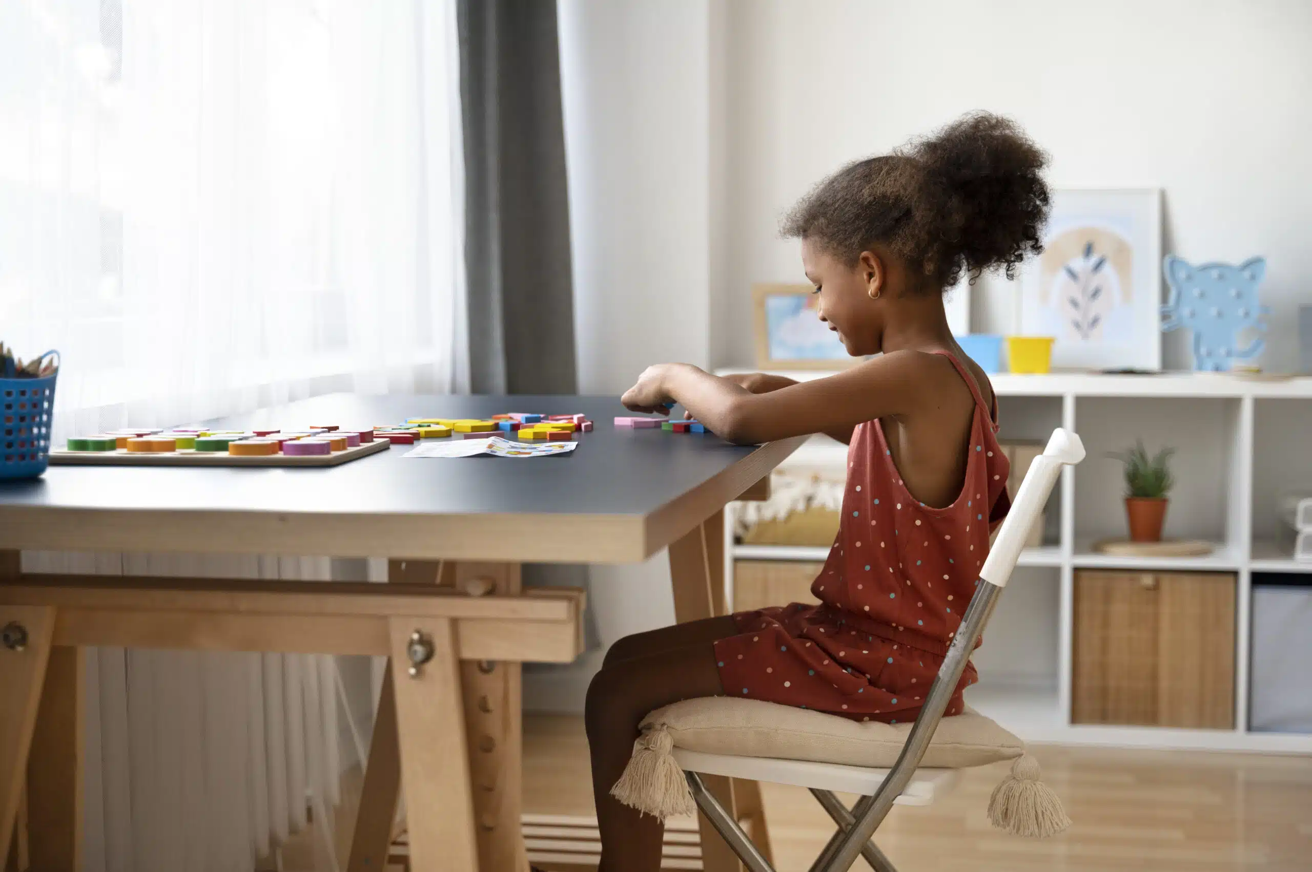 Uma menina sentada numa mesa jogando um jogo, relaxada, desfrutando uma vida leve.